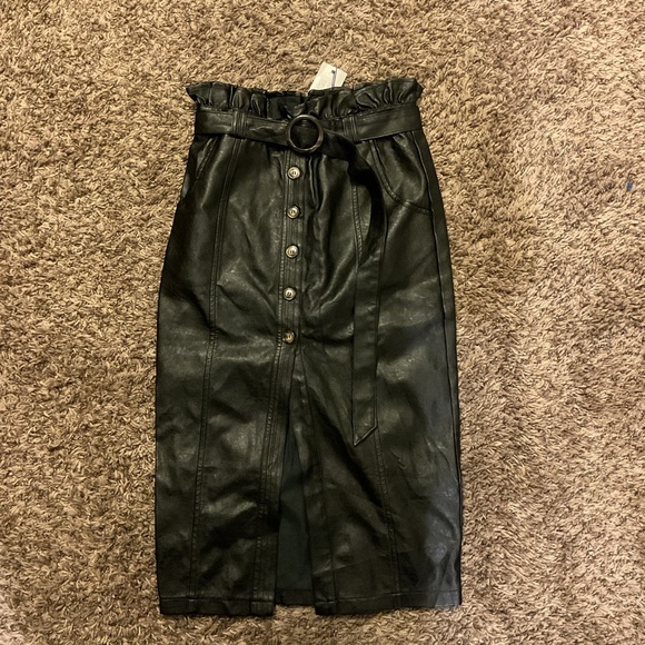 1. NWT Boohoo Black faux leather midi skirt with button detail and belt SZ 2 - Picture 3 of 7